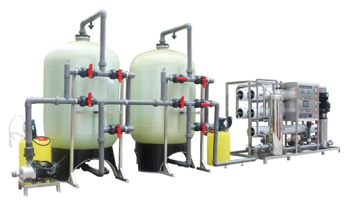 Planta de tratamiento de agua potable con sistema de ósmosis inversa industrial.