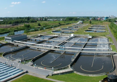 Planta de tratamiento de aguas residuales industriales (PTAR) con tecnología avanzada.